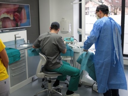 Uspešno izvedeno izobraževanje za zobozdravnike in kirurge z operacijo "v živo"